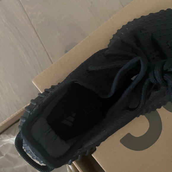 Authentic yeezy - Picture 2 of 9